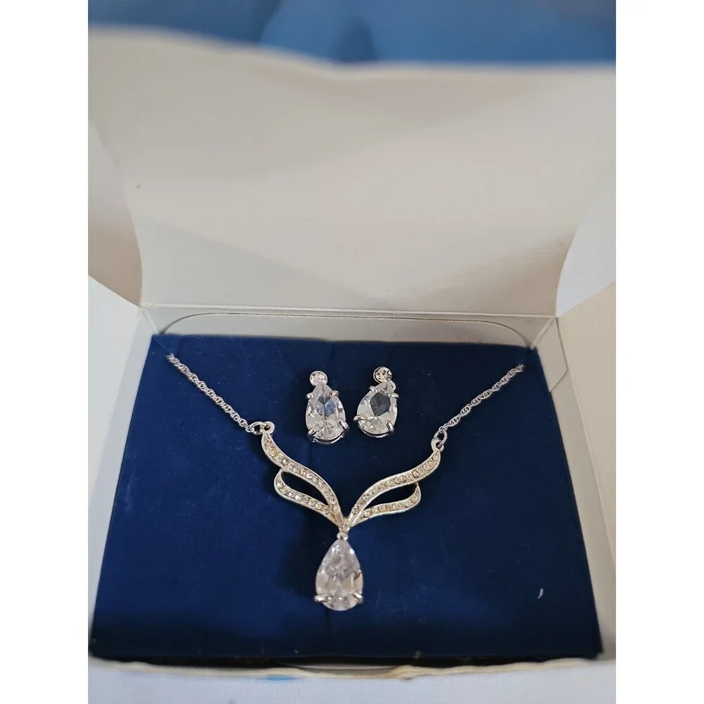 Avon 2008 Silvertone Pear Drop Necklace Pendant Rhinestone Earring Gift Set